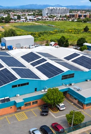 Planta de Ingeniería Eléctrica Dos A con paneles solares en el techo