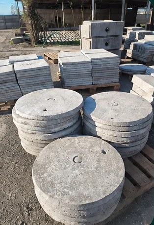 Productos de hormigón prefabricado en el patio de Vibrados Independencia